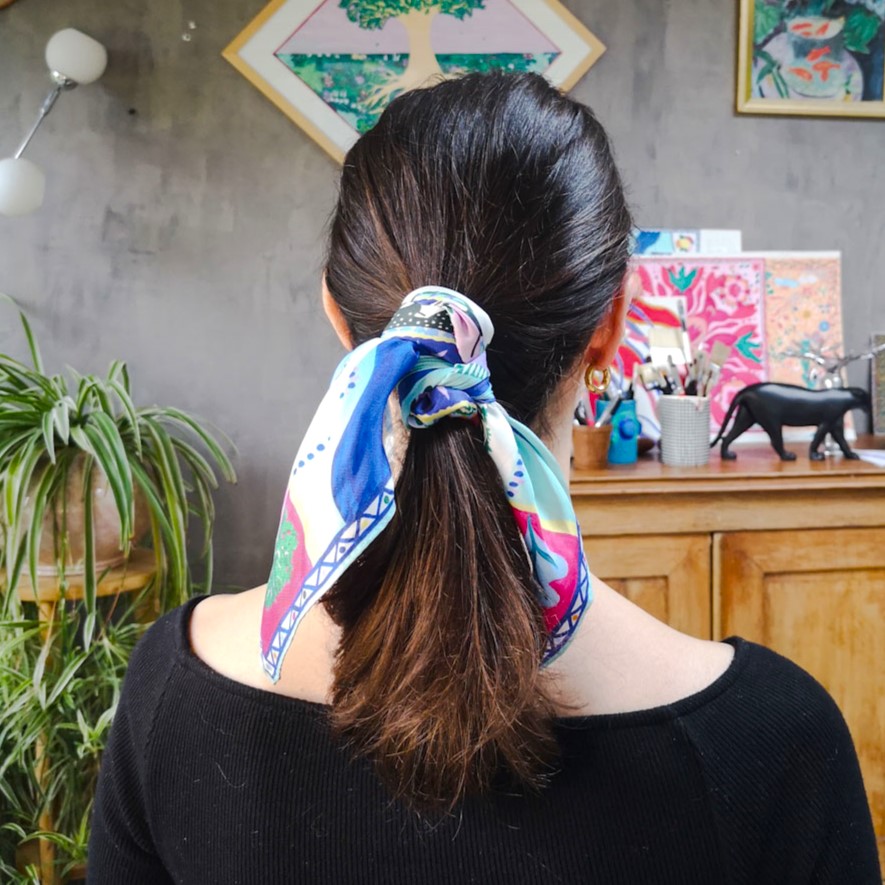 Comment nouer petit carré de soie dans les cheveux