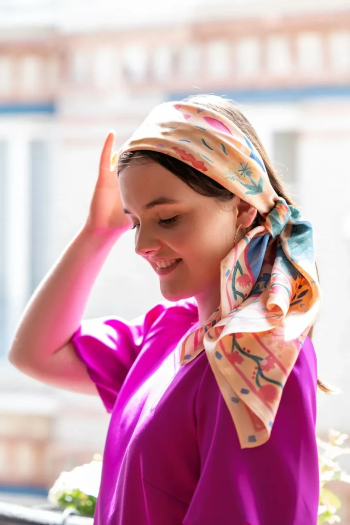 Carré de soie porté dans les cheveux pour les protéger du soleil pendant l'été.