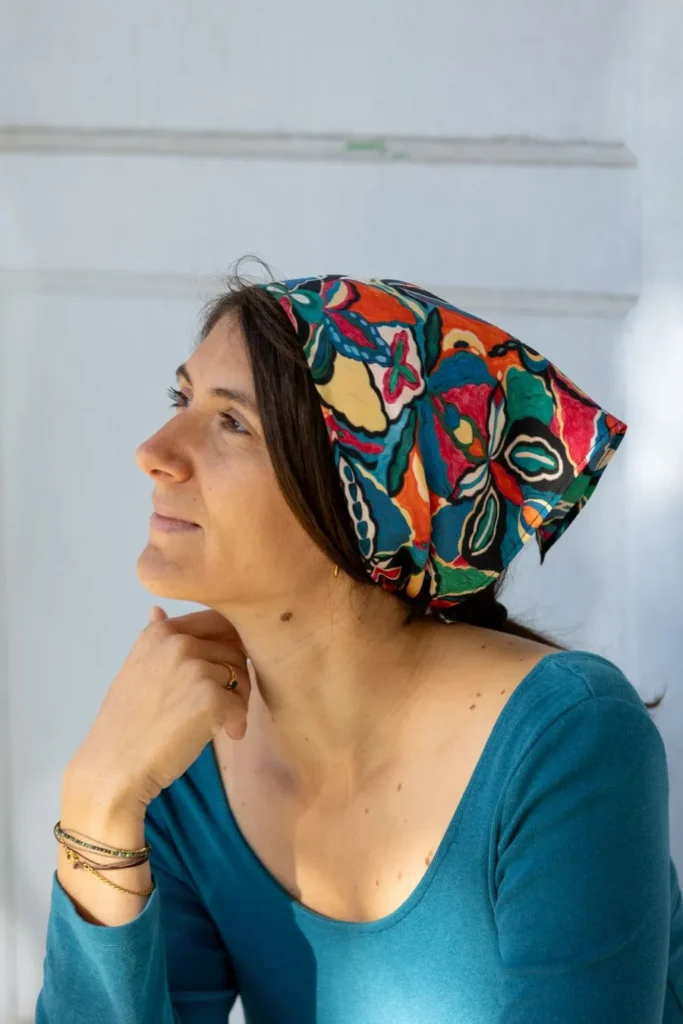 Carré de soie porté dans les cheveux pour les protéger du soleil pendant l'été.