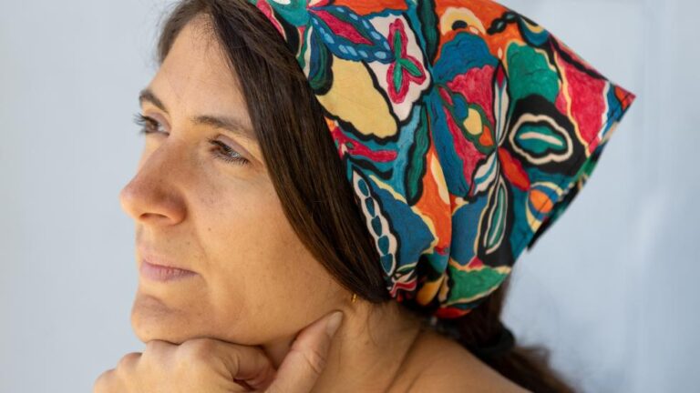 Carré de soie porté dans les cheveux pour les protéger du soleil pendant l'été.